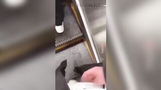 惊现呲尿哥地铁见女孩就尿街射偷怕底裤都弱爆了
