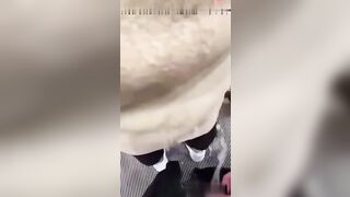 惊现呲尿哥地铁见女孩就尿街射偷怕底裤都弱爆了