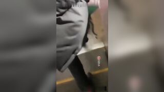 惊现呲尿哥地铁见女孩就尿街射偷怕底裤都弱爆了