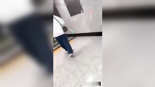 惊现呲尿哥地铁见女孩就尿街射偷怕底裤都弱爆了